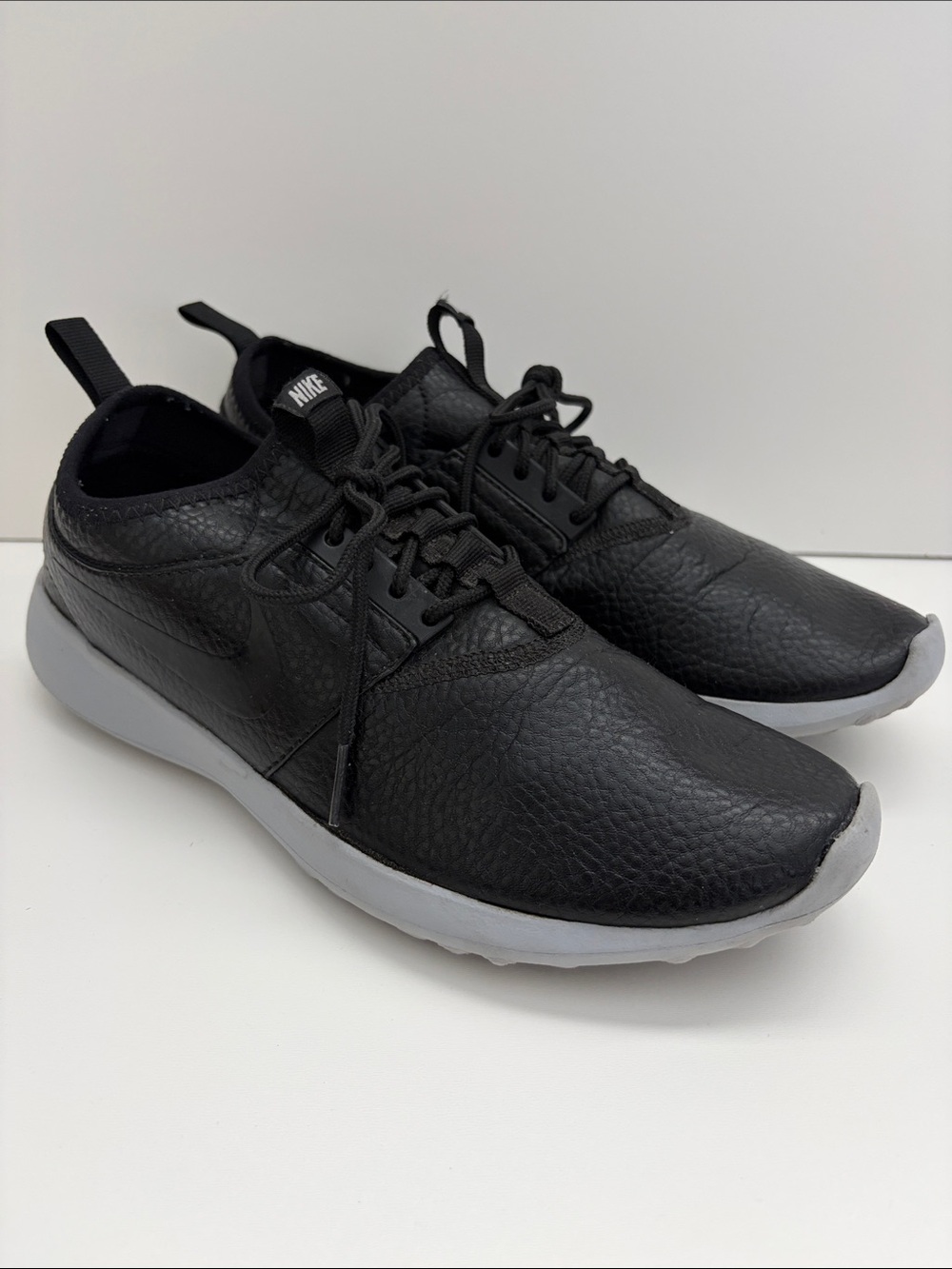 Nike Juvenate Black Pebble Leather Women's Running Shoes Size 10 Gray Sole